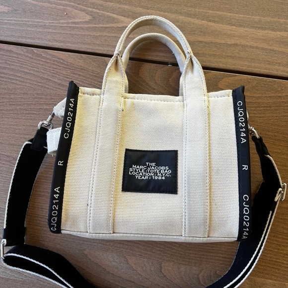 Trendy Marc Jacobs tote bag in the mini size. It's used but in good condition. - Picture 2 of 8